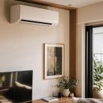 découvrez des astuces pratiques et esthétiques pour cacher les tuyaux d'une climatisation split et embellir votre intérieur facilement.